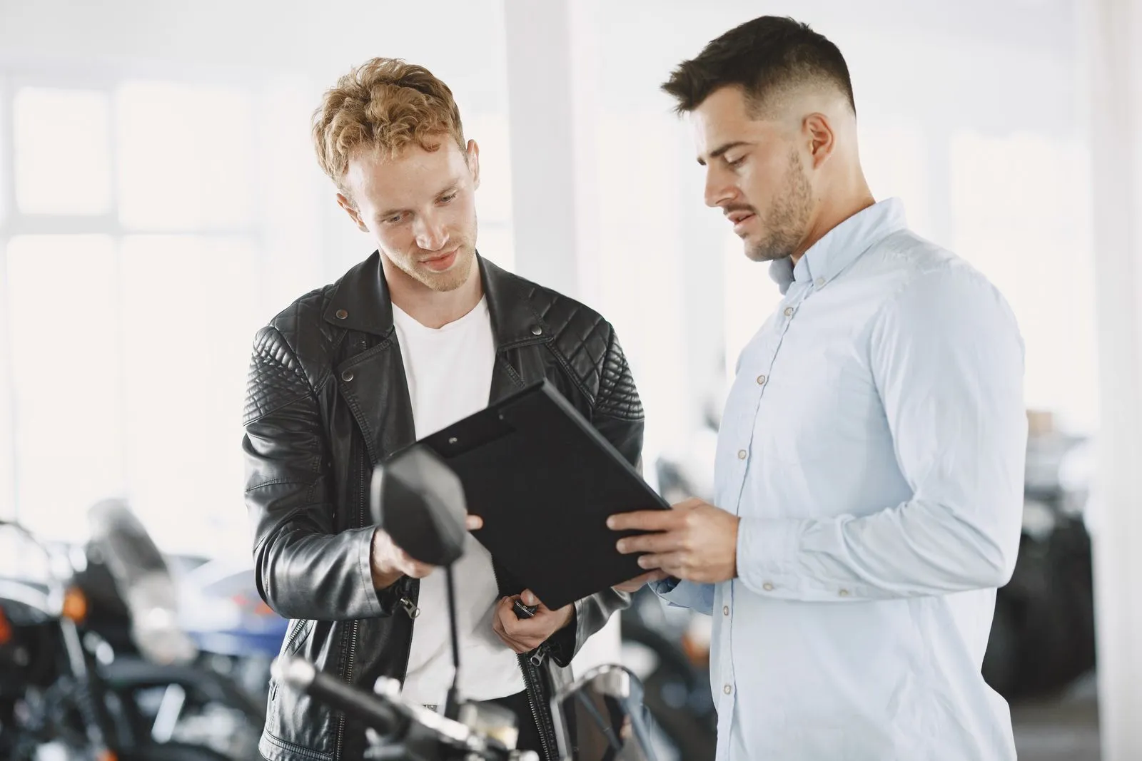 Ce qui fait varier la cotisation deux-roues et comment garder une couverture correcte.
